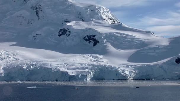 Красивый Снежный Пейзаж Надувными Лодками Зодиака Гавани Неко Антарктида — стоковое видео