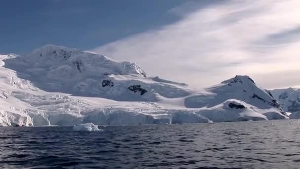 Низкоугольный Клип Маленького Айсберга Гавани Нэко Фоне Снежной Горы Антарктида — стоковое видео