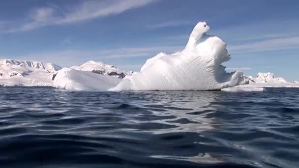 Clip Basso Angolo Iceberg Forma Insolita Nel Porto Neko Scattata — Video Stock