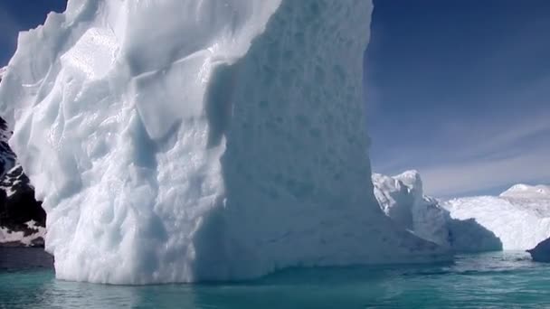 Fechar Vídeo Grande Iceberg Azul Porto Neko Tirado Dia Ensolarado — Vídeo de Stock