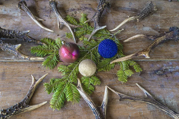 Composição de Natal com chifres e bolas de Natal — Fotografia de Stock