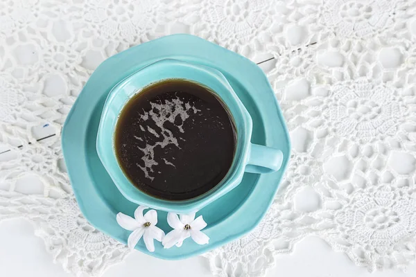 Café de la mañana con taza de café azul —  Fotos de Stock