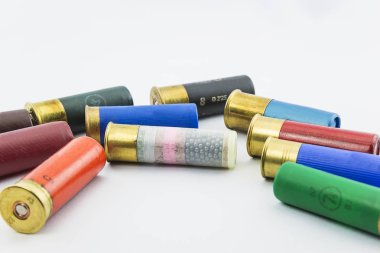 Beyaz arka plan üzerinde değişik avcılık kartuşları