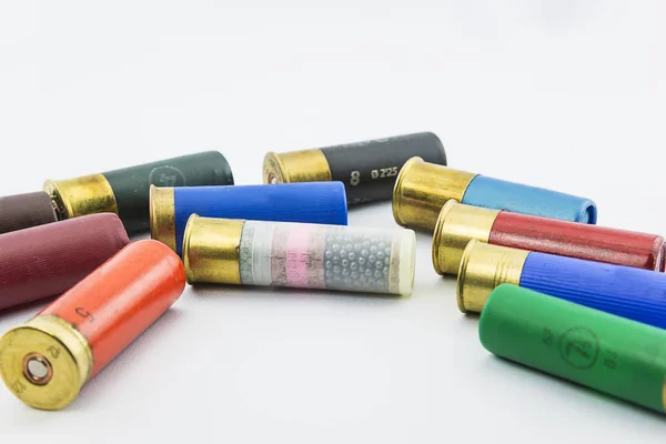 Beyaz arka plan üzerinde değişik avcılık kartuşları