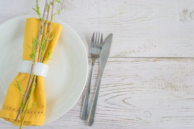 Sarı peçete ve willow dallar ile festival Tablo ayarı