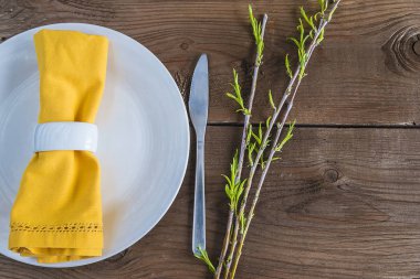 Tablo ayarı ile beyaz plaka ve willow sarı peçeteye çırpı