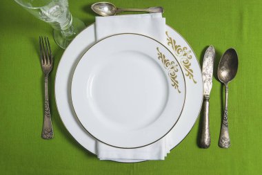 Akşam yemeği için güzel dekore edilmiş masa..