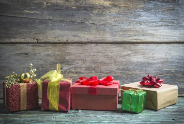 Noel tatili kompozisyonları. Eski ahşap arka planda çeşitli hediye kutuları. 