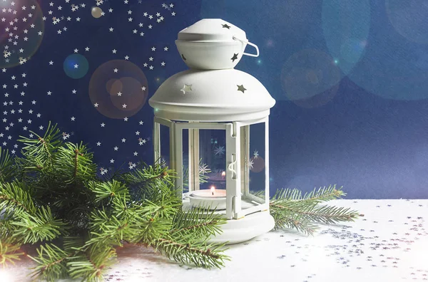 Затишне новорічне свято натюрморт. Білий ретро ліхтар з палаючою свічкою — стокове фото