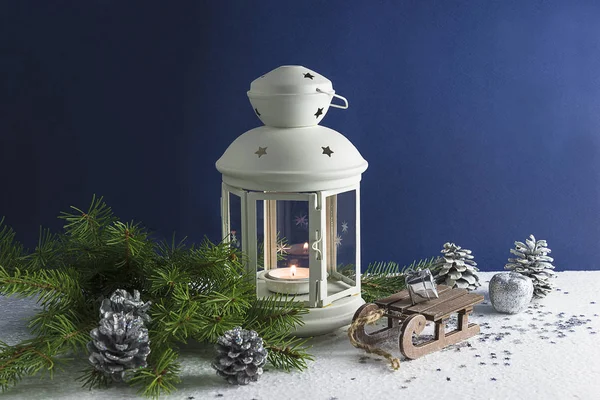 Прекрасна різдвяна листівка. Білий ретро ліхтар з палаючою свічкою — стокове фото