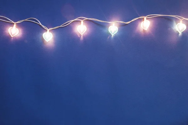 Marco de luces de Navidad en el fondo azul oscuro . — Foto de Stock