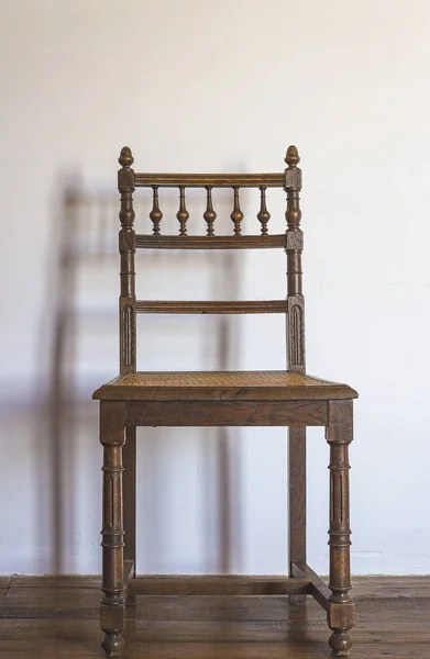 Evin içinde güzel, eski, ahşap bir sandalye.