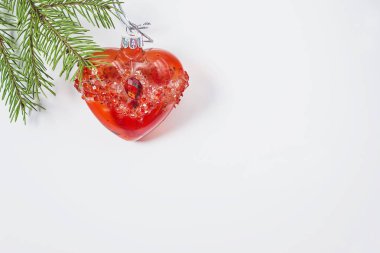 Noel tatili ve yeni yıl tebrik kartı. Kırmızı cam kalp.