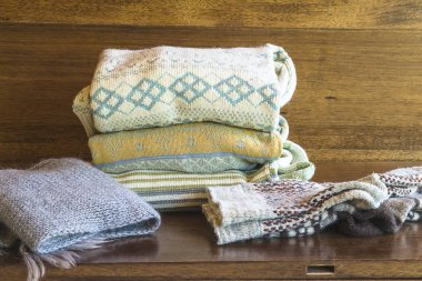 Eski ahşap arka planda çeşitli kış kıyafetleri.. 