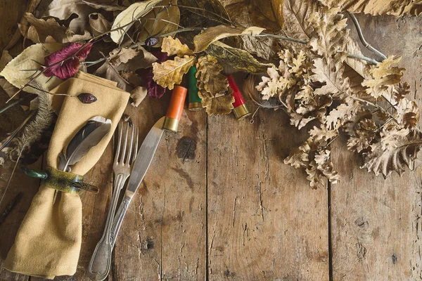 Ajuste de mesa en estilo caza. Tenedor y cuchillo vintage, servilleta — Foto de Stock