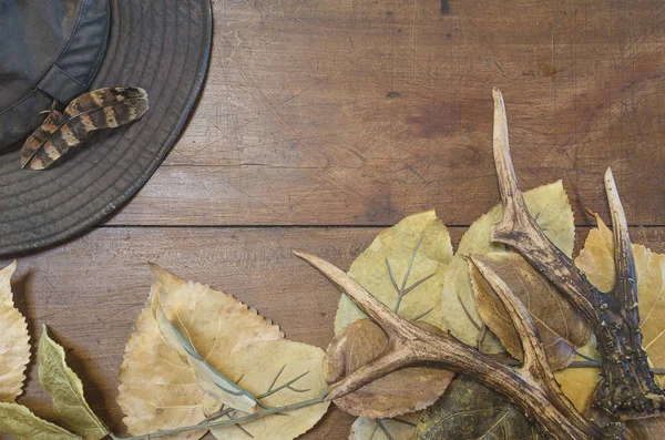 Av sezonu hala hayattadır. Geyik boynuzları kuru sonbahar yapraklarında,