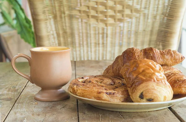 Уютный Завтрак Круассанами Чашкой Кофе — стоковое фото