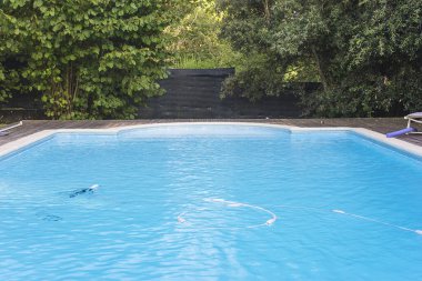 Robotik havuz temizleyicisiyle güzel bir yüzme havuzu