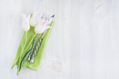 Beyaz laleli şenlik masası. Metin için boşluk, düz la