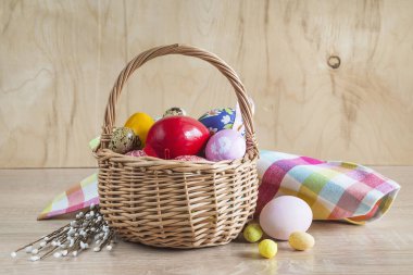 Paskalya tatili hala hayat. Farklı yumurtalarla dolu bir sepet.