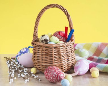 Paskalya tatili hala hayat. Paskalya yumurtalı sepet, villo.