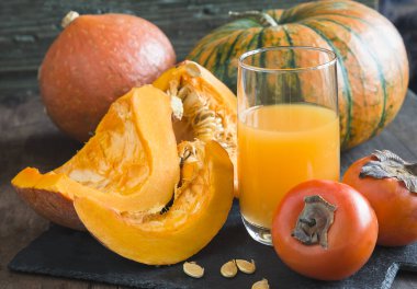 Sağlıklı beslenme konsepti. Bir bardak balkabağı ve hurma suyu.