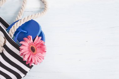 Yaz tatili geçmişi. Mavi terlikli plaj çantası. 