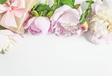 Pembe şakayıklı ve el yapımı hediye kutulu romantik tebrik kartı.