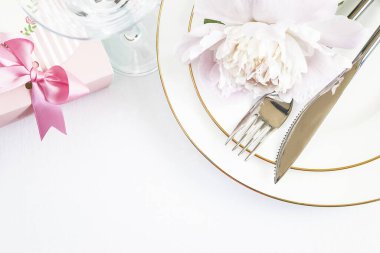 Pembe hediye kutusu ve şakayıklı romantik masa. Boşluğu kopyala,