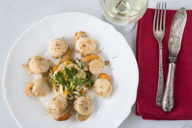 Gurme konsepti. Pecten maximus ile beyaz plaka.