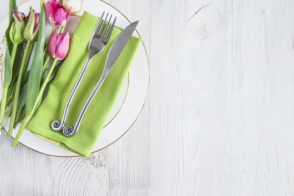 浪漫的餐桌设置 粉红色郁金香花束 锻造叉子 — 图库照片