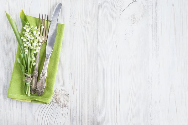 节日餐桌的布置 复古叉子和刀 百合花束 — 图库照片