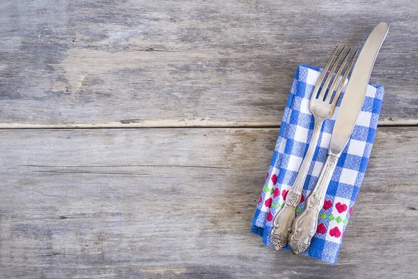 蓝白相间带复古叉子和刀的餐桌布置 — 图库照片