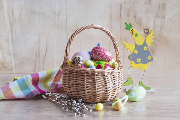 Święta Wielkanocne Martwa Natura Wiklinowy Kosz Różnymi Jajami Będzie — Zdjęcie stockowe