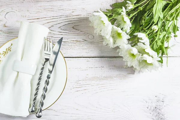 Kutlama masası. Çatal, bıçak, beyaz keten peçete.