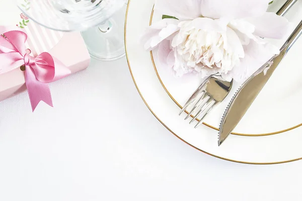 Pembe hediye kutusu ve şakayıklı romantik masa. Boşluğu kopyala,