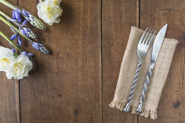 春天晚餐的餐桌布置 牛膝上的叉子和刀 — 图库照片