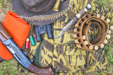 Açık havada kamuflaj için av ekipmanları. Üst görünüm