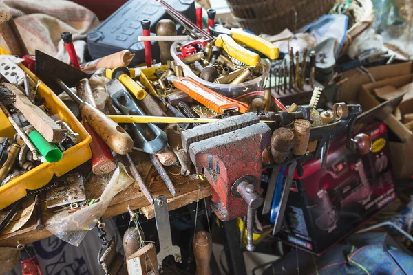 Atölyedeki çeşitli araçların dağınıklığı