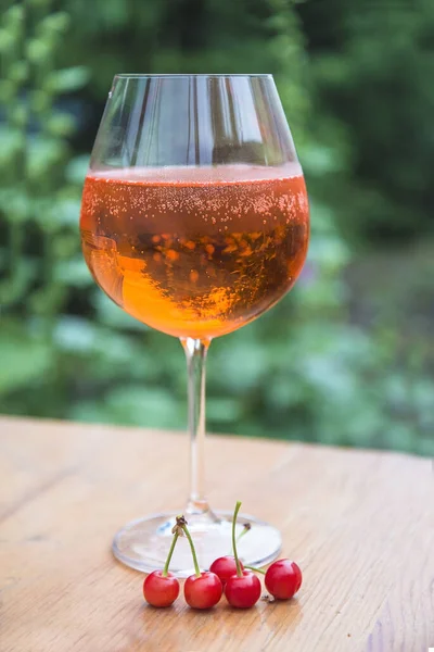 Verre Vin Rouge Cerises Sur Table Extérieur — Photo