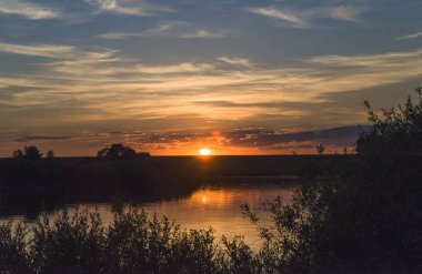 Vahşi göletin altında güzel bir gün batımı