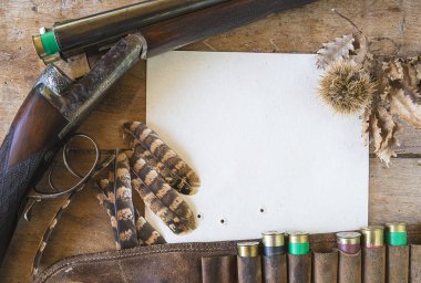 Avda hala hayat var. Huting tüfeği, şarjörlü kemer ve arkadan görüş.