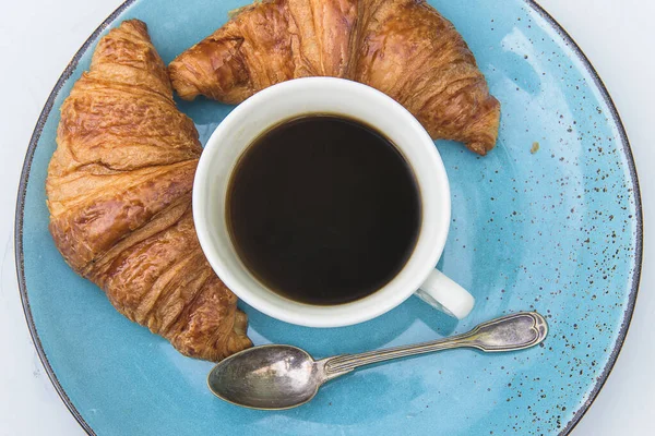 Tradiční Francouzská Snídaně Šálek Espressa Dva Horké Croissanty — Stock fotografie