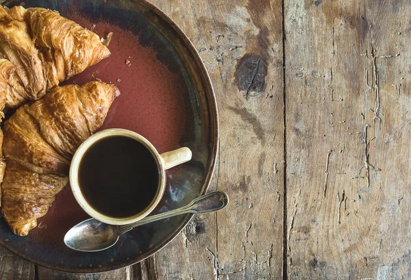 Fransız Kahvaltı Konsepti Bir Fincan Kahve Iki Sıcak Kruvasan Tabakta — Stok fotoğraf