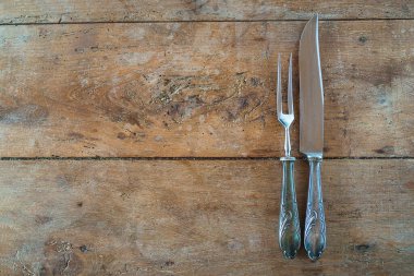 Eski ahşap arka planda geyik eti için klasik masa. Metin için boşluk