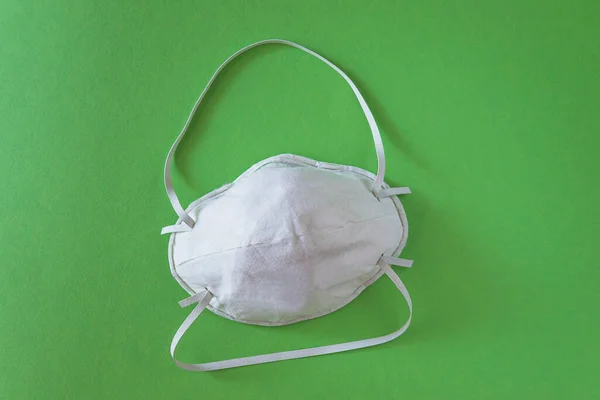 Λευκή Μάσκα Προστασίας Του Αναπνευστικού Πράσινο Φόντο — Φωτογραφία Αρχείου