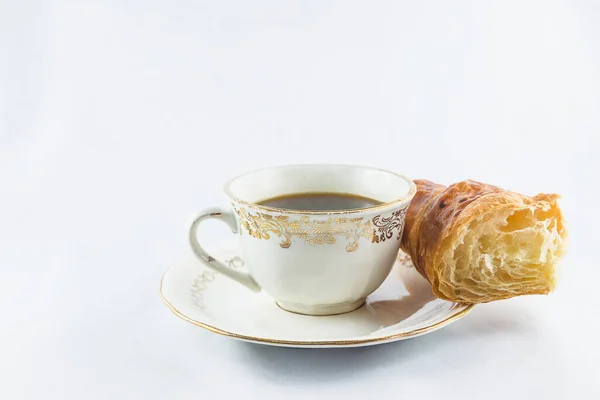 Eski Bir Fincan Kahve Beyaz Arka Planda Bir Parça Kruvasan — Stok fotoğraf