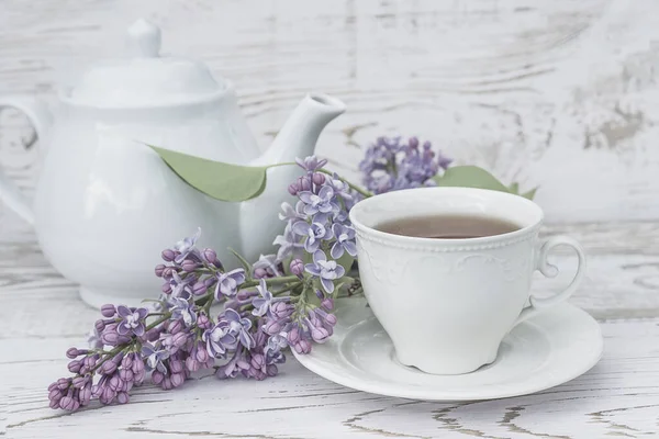 Tavaszi Teaidő Csendélet Fehér Csésze Tea Teáskanna Egy Csomó Orgona — Stock Fotó