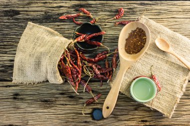 Kurutulmuş biber ve biber eski ahşap tablo