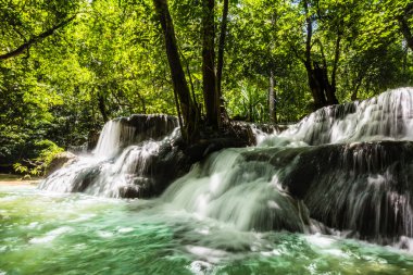 Huay Mae Kamin şelale, Srinakarin Barajı Milli Parkı - Huay Mae Kamin şelale, derin ormandaki güzel şelale. Kanchanaburi, Tayland